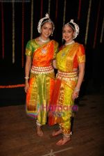 Esha Deol, Ahana Deol at Jaya Smriti dance event in Ravindra Natya Mandir on 13th Nov 2010 (2).JPG